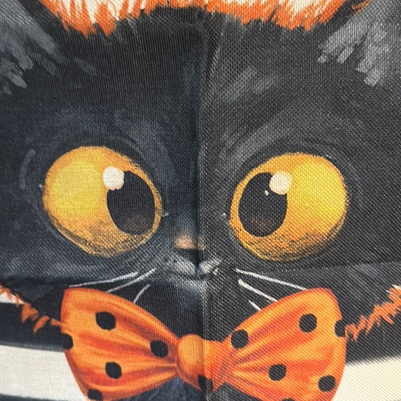 👻 Pillow cover. 18 x 18 New! Zips open and closed measurements approximate - Picture 3 of 3